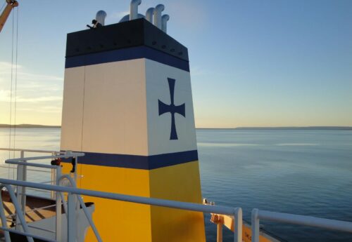 Funnel mark on a Diana Shipping bulkcarrier