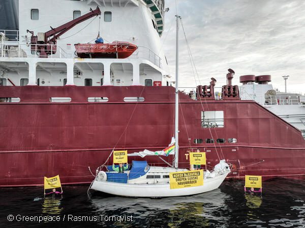Greenpeace block Equinor’s illegal toxic waste export in Norway (drone)
