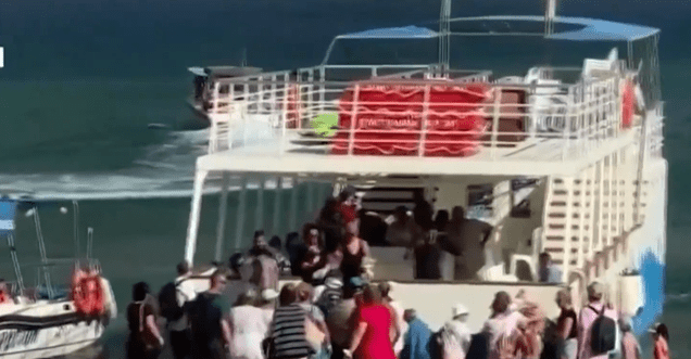 Dramatic Picture on Greek Island: 2,500 people were evacuated by sea with Coast Guard boats