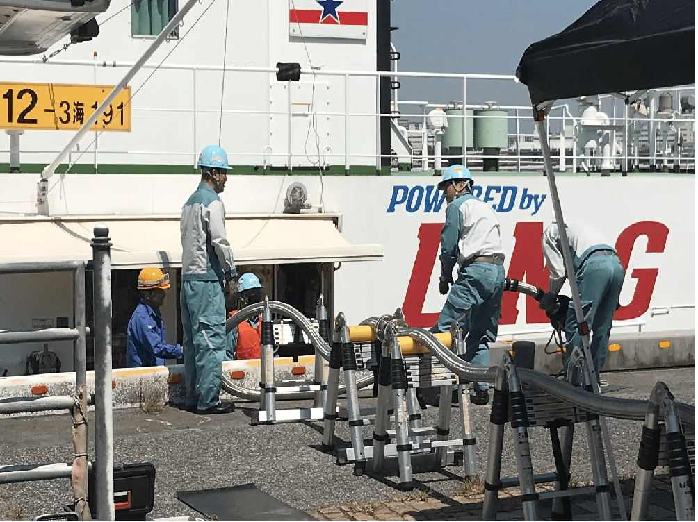Sakigake tug receives LNG