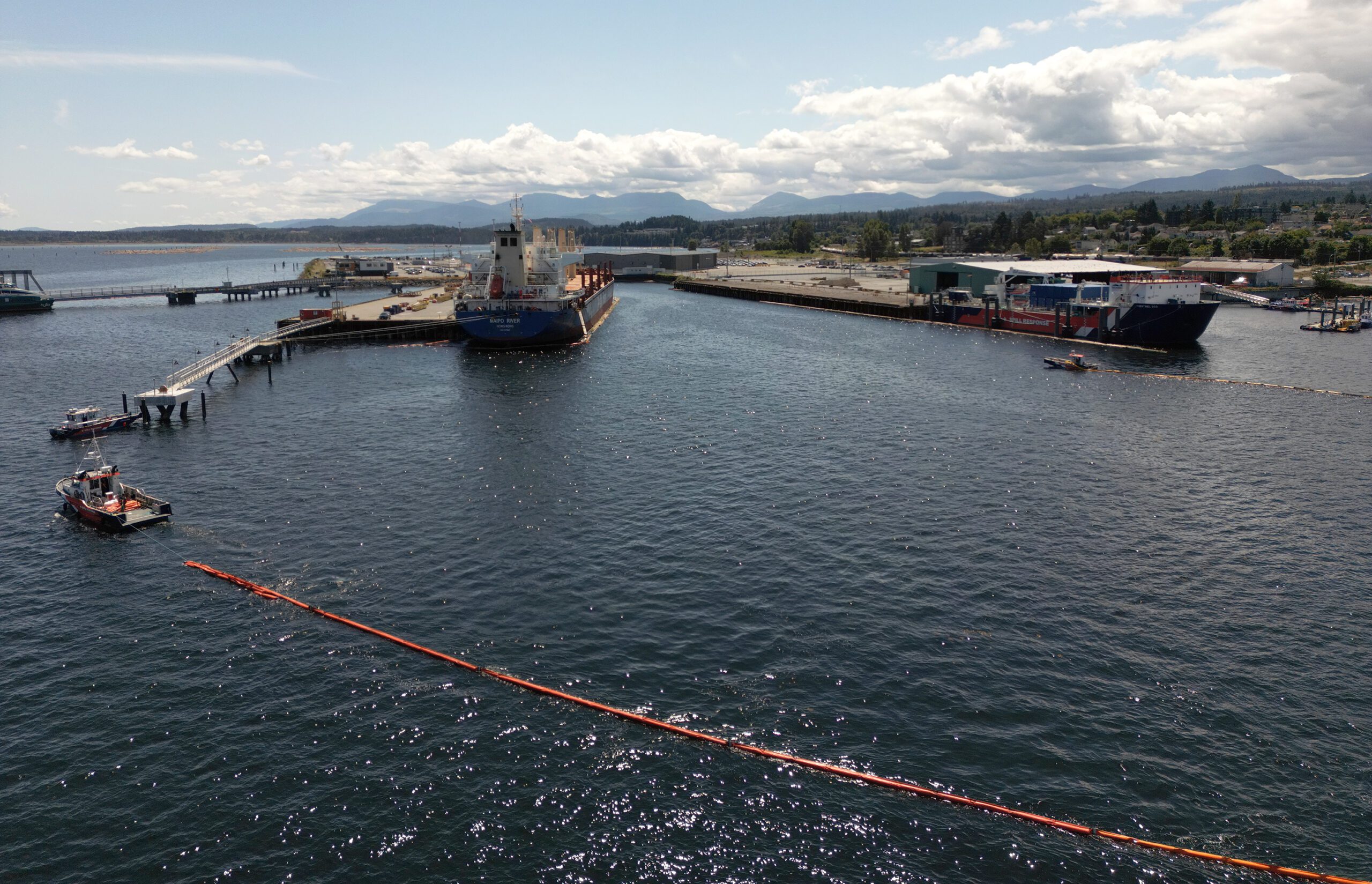 Cargo ship fuel spill triggers clean-up operation in Canada´s Nanaimo Harbour
