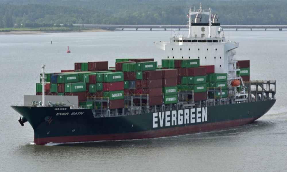 Evergreen containership towed after engine failure, Vietnam