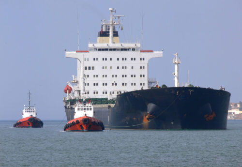 Tugboat towage operation of a bulkcarrier to port