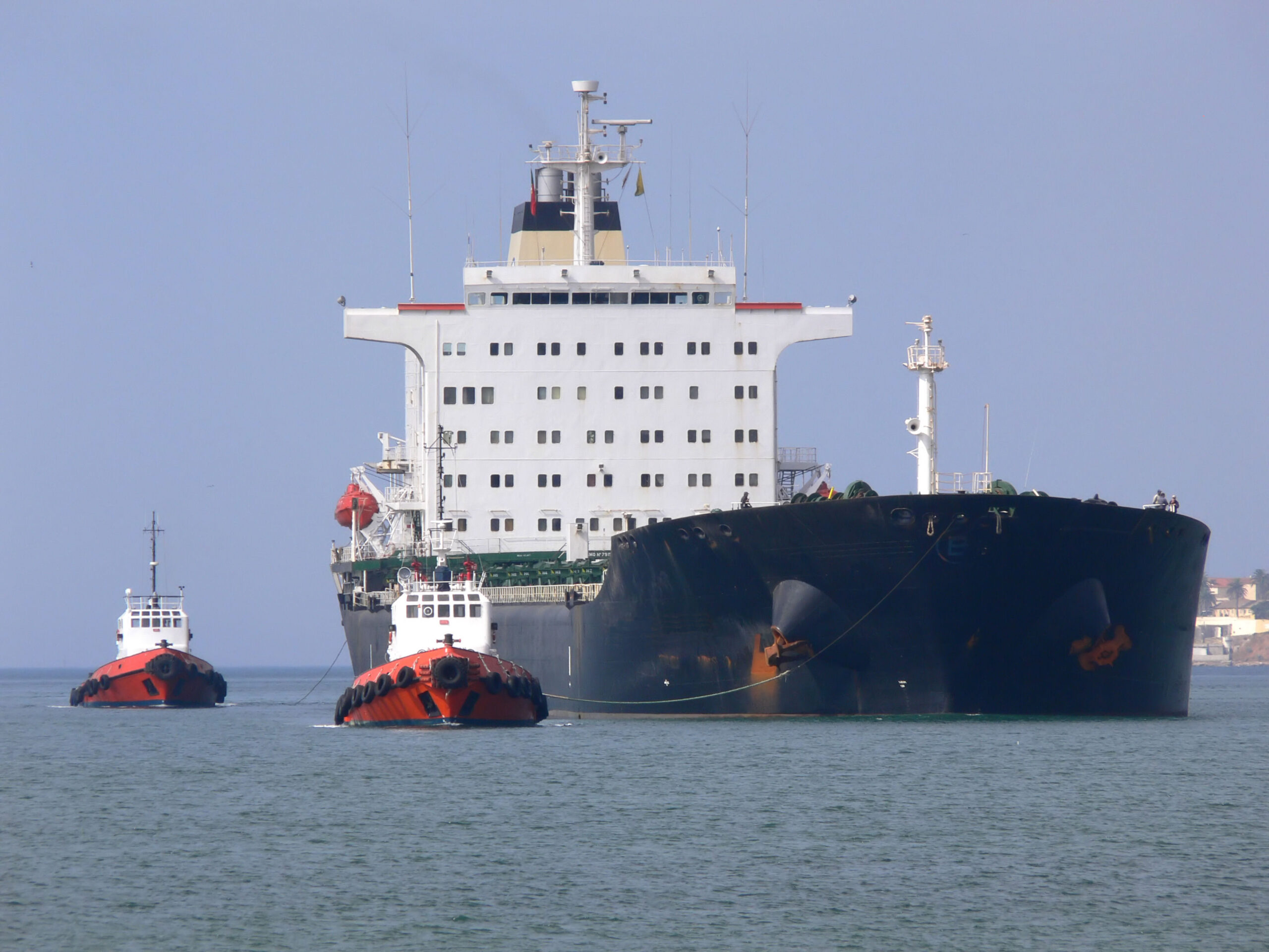 Tugboat towage operation of a bulkcarrier to port