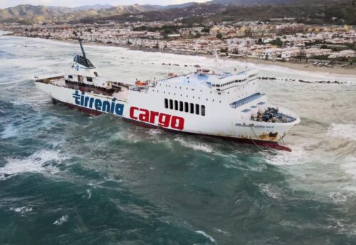 Tirrenia-formerly operated ship ran aground on the Sicilian coast (Video)