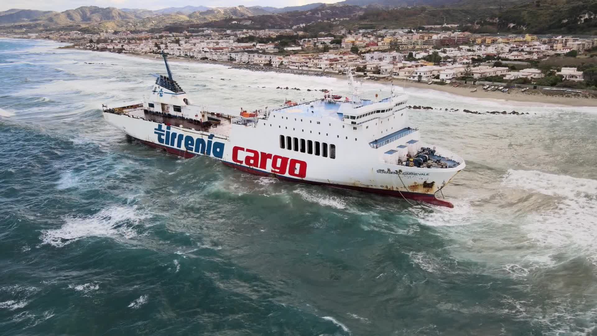 Tirrenia-formerly operated ship ran aground on the Sicilian coast (Video)