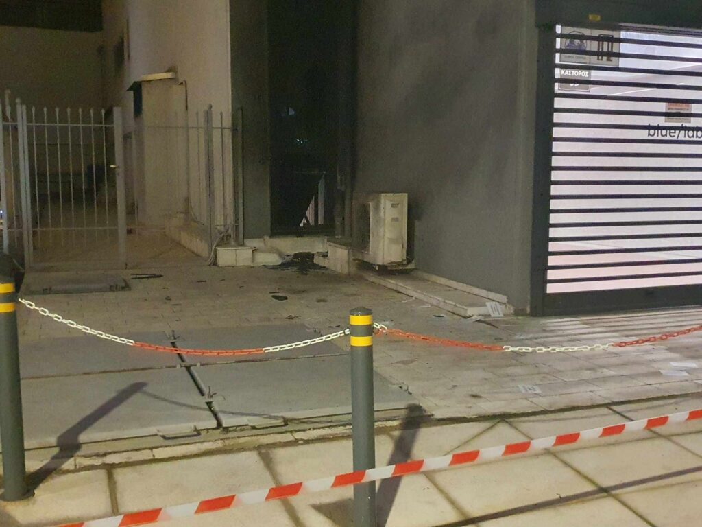 Explosion outside an Israeli shipping company in Piraeus