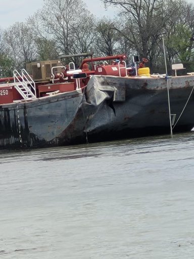Barge struck bridge in Oklahoma forcing cops to shut down traffic