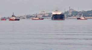 Bulker sailing from Ukraine to Egypt runs aground, Bosphorus