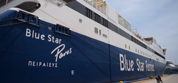 Blue Star Paros: ΙΧ έκανε όπισθεν και παρέσυρε ναυτικό