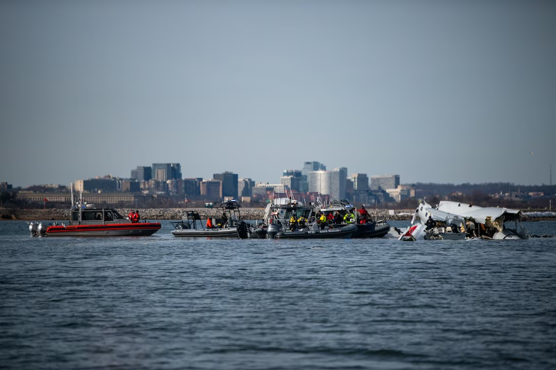 American Airlines jet and military helicopter crash, tragic USCG rescue