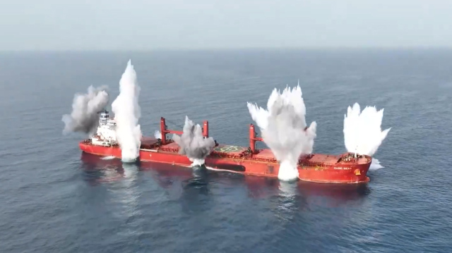 Shocking video shows the attack on Greek-owned Magic Seas in Red Sea