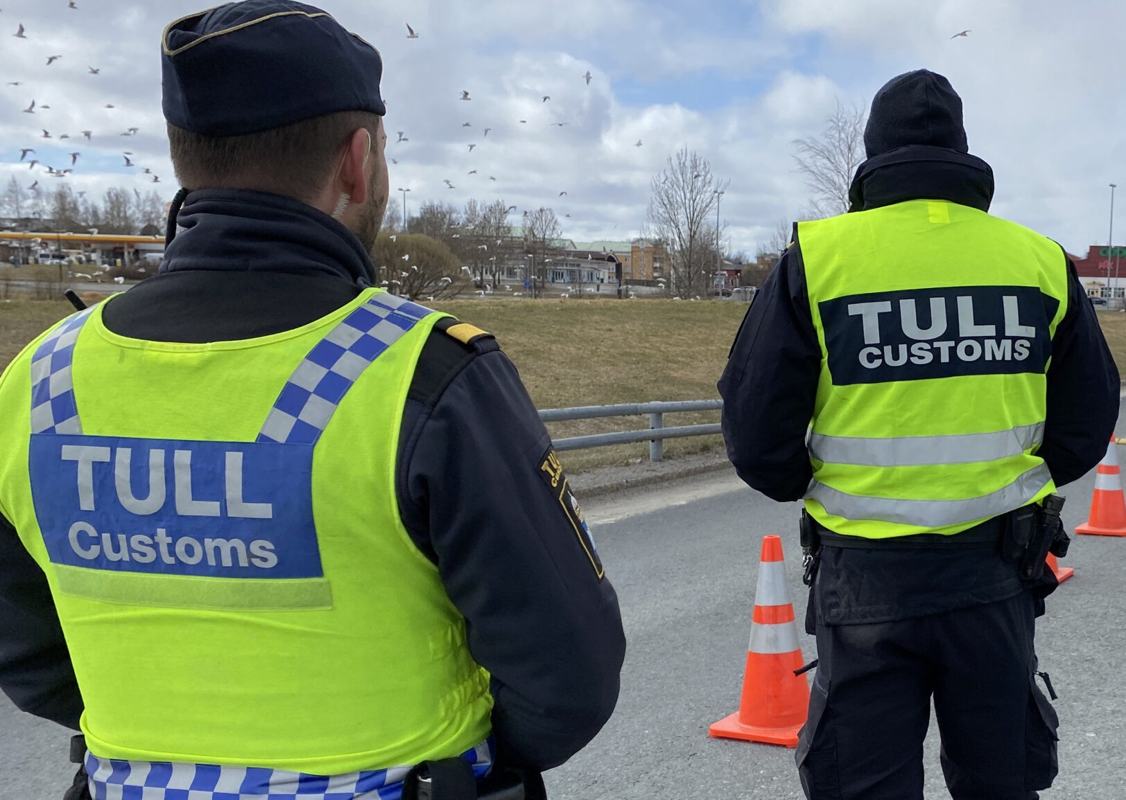 Frogmen used underwater scooters to retrieve drugs attached to a ship’s hull