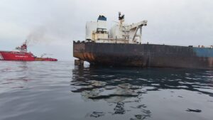 Bulgaria Black Sea: stranded oil tanker to be towed into Burgas Bay