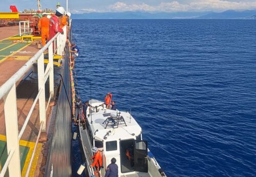 Two Filipino fishermen rescued