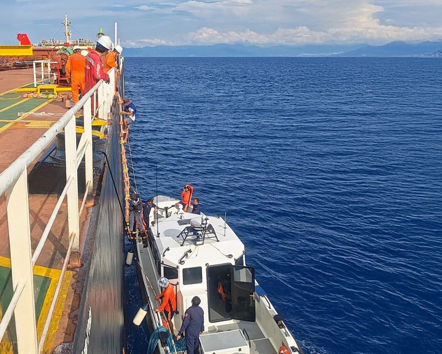 Two Filipino fishermen rescued