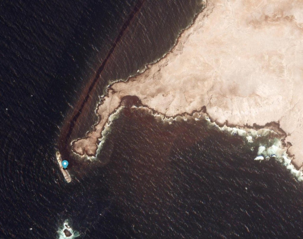 Specialist team boards stricken tanker off Oman as salvage vessels underway
