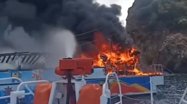 Turkey pleasure craft erupts in flames off Fethiye, 115 people evacuated